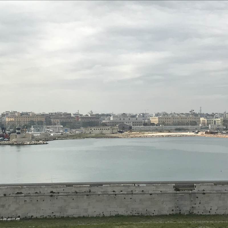 Blick auf Bari bei der Einfahrt in den Hafen